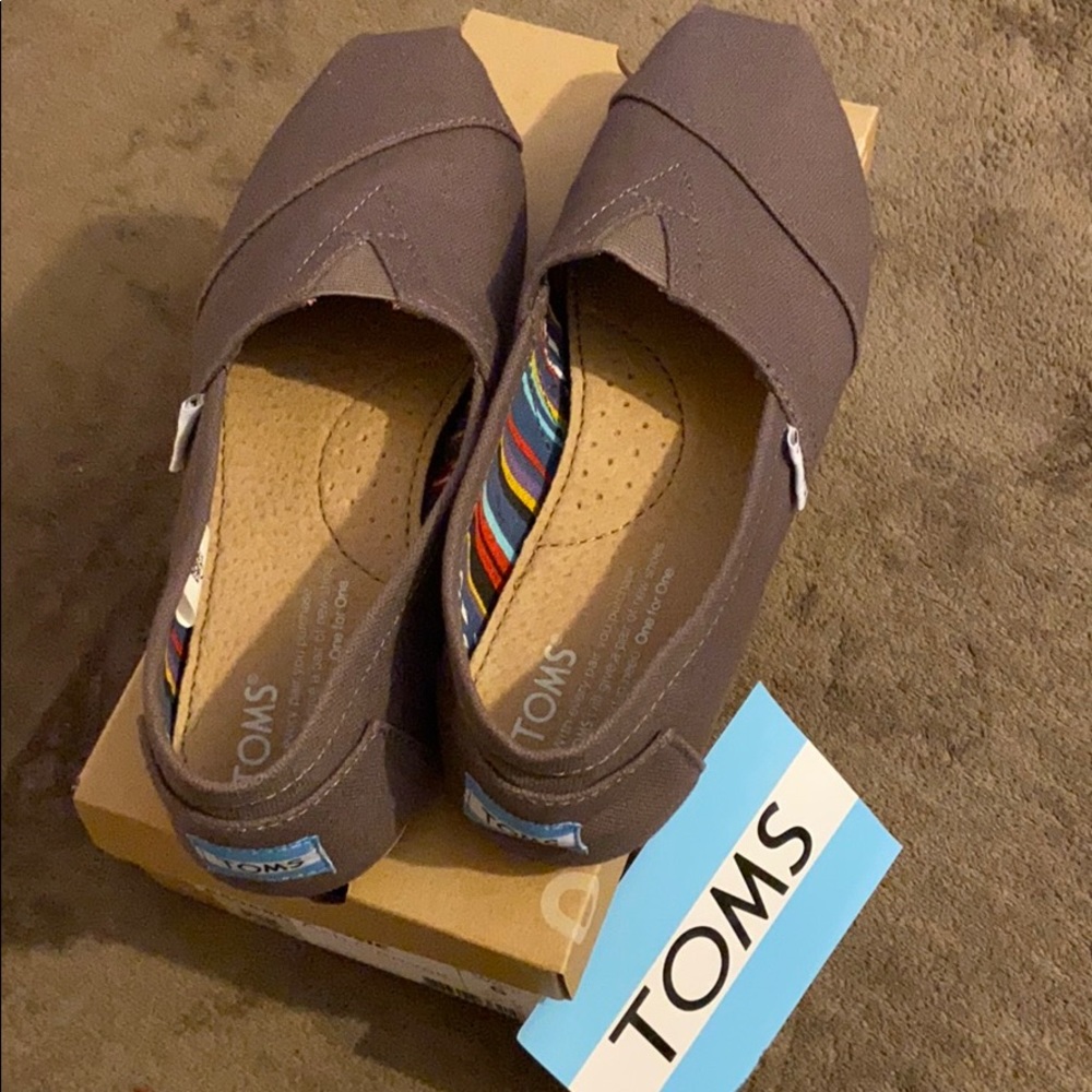 TOMS - Picture 2 of 5